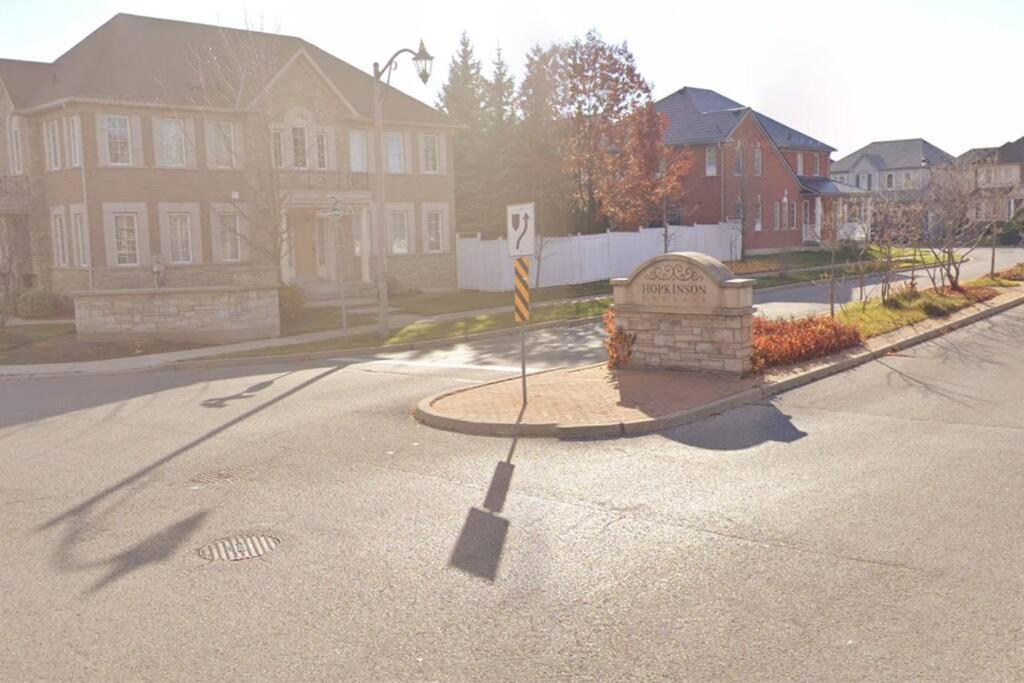 Finished 2 Bedroom Apartment In An Upscale Area Of Ajax Esterno foto