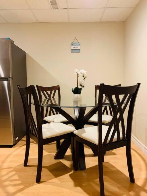 Finished 2 Bedroom Apartment In An Upscale Area Of Ajax Esterno foto